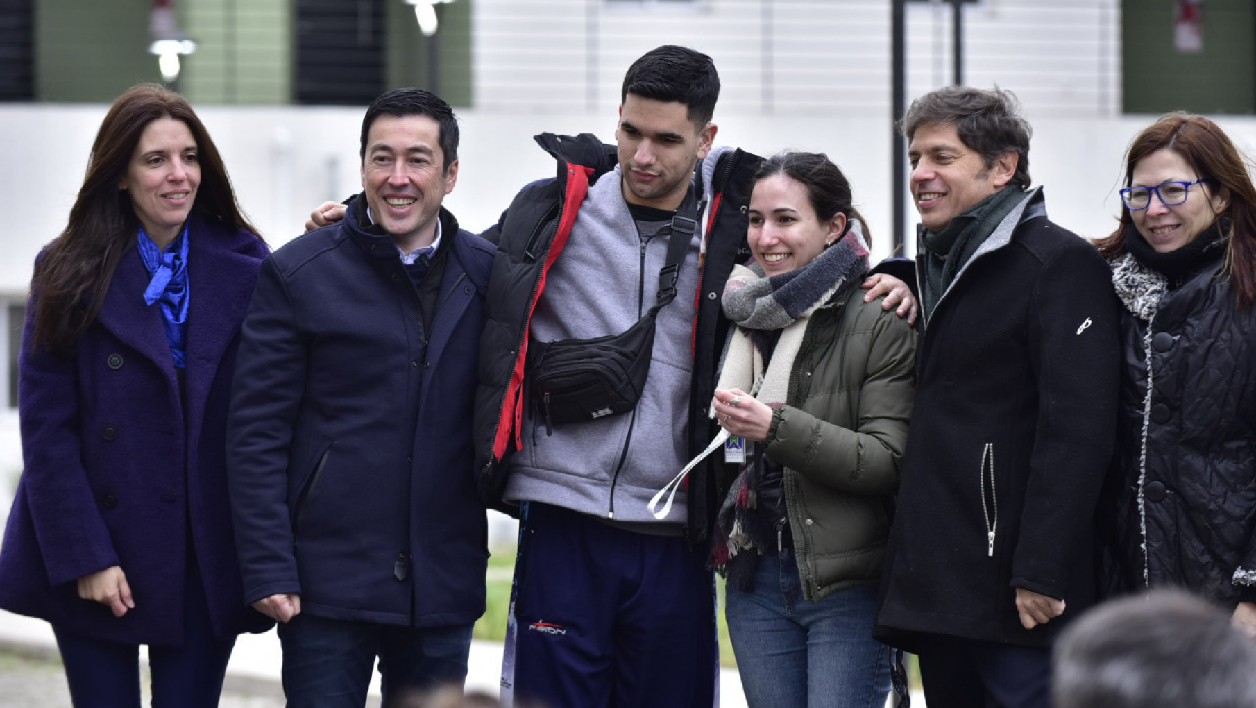 Kicillof desembarcó en Malvinas Argentinas para entregar maquinaria y viviendas