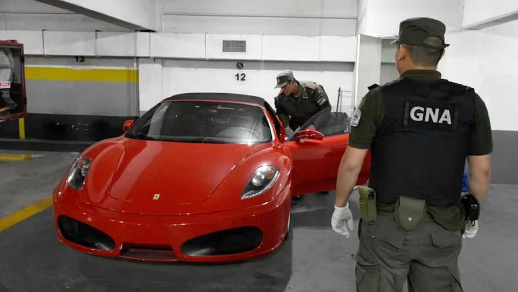 Subastan tres autos de lujo de narcotraficantes argentinos