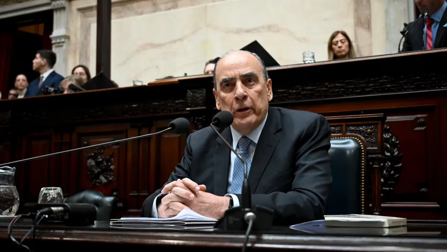 En medio de incidentes con jubilados, Francos tuvo que levantar la sesión