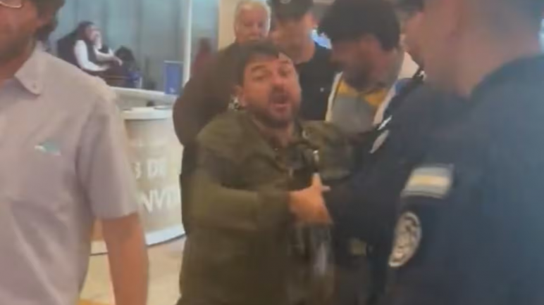 Fuerte escrache de los pasajeros en Ezeiza contra el dirigente Juan Grabois