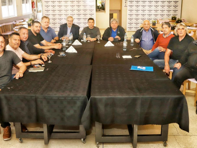 Se reúnen los gremios del transporte para determinar si hay paro