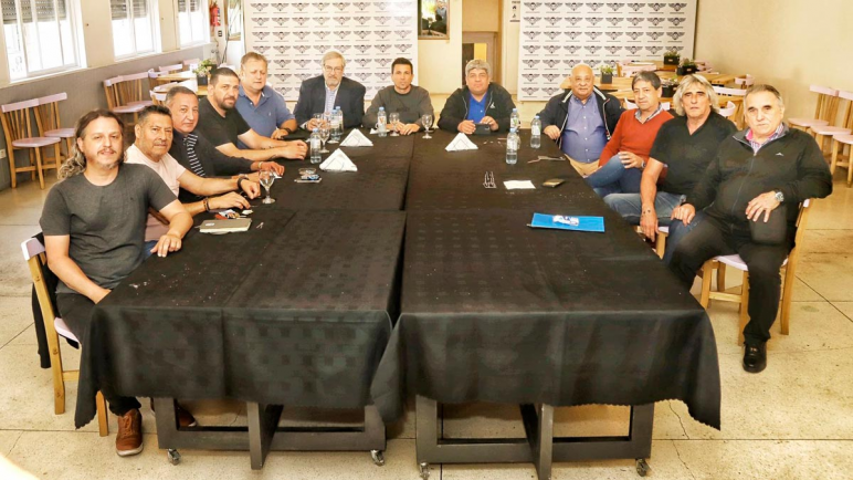 Se reúnen los gremios del transporte para determinar si hay paro