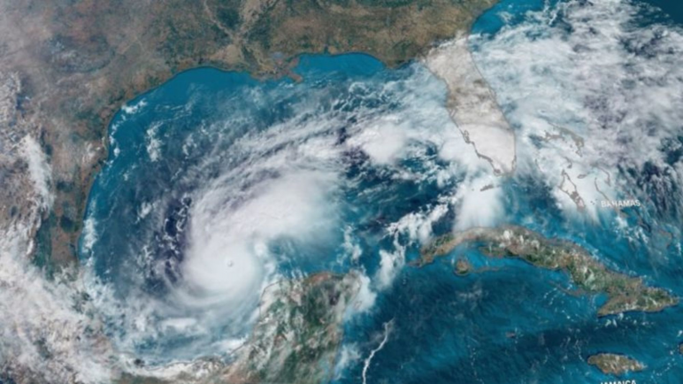 Temor en Tampa Bay por la llegada del huracán Milton con vientos de 250 km/h