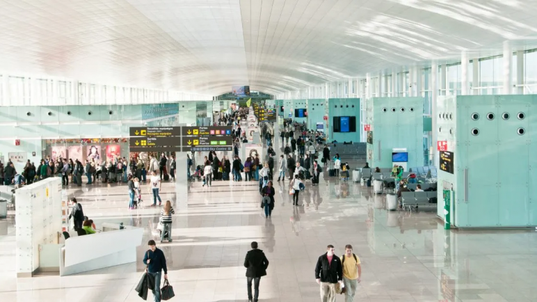 Las fuertes tormentas complican el trafico aéreo y terrestre en Barcelona