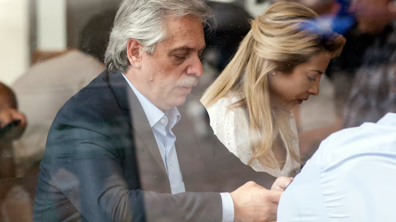 Fabiola Yañez tiene prohibido contactar al Alberto Fernández por 90 días