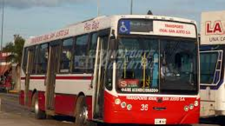Los colectivos de una empresa de la provincia iniciaron un paro sorpresivo