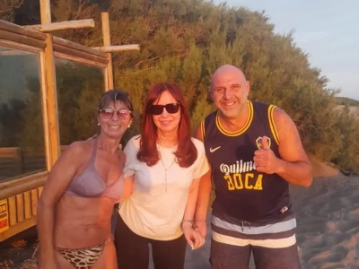 Cristina con su hija y su nieta, de vacaciones en Monte Hermoso