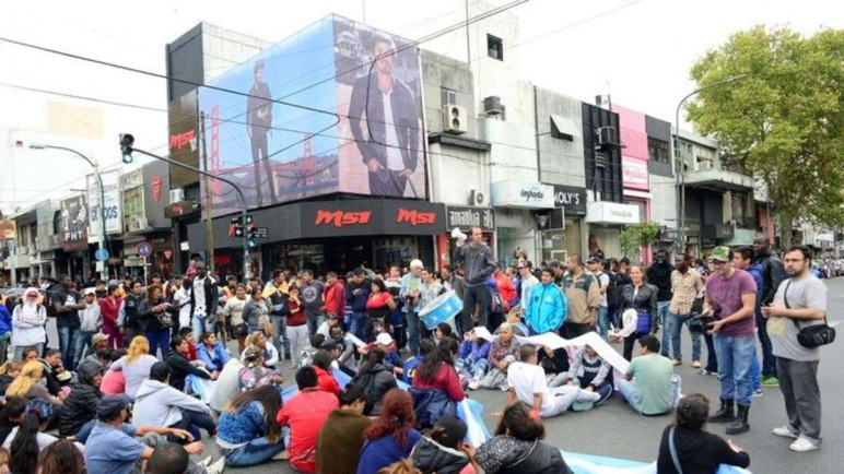 El Gobierno de la Ciudad hizo un importante operativo en Flores para desplazar a los manteros