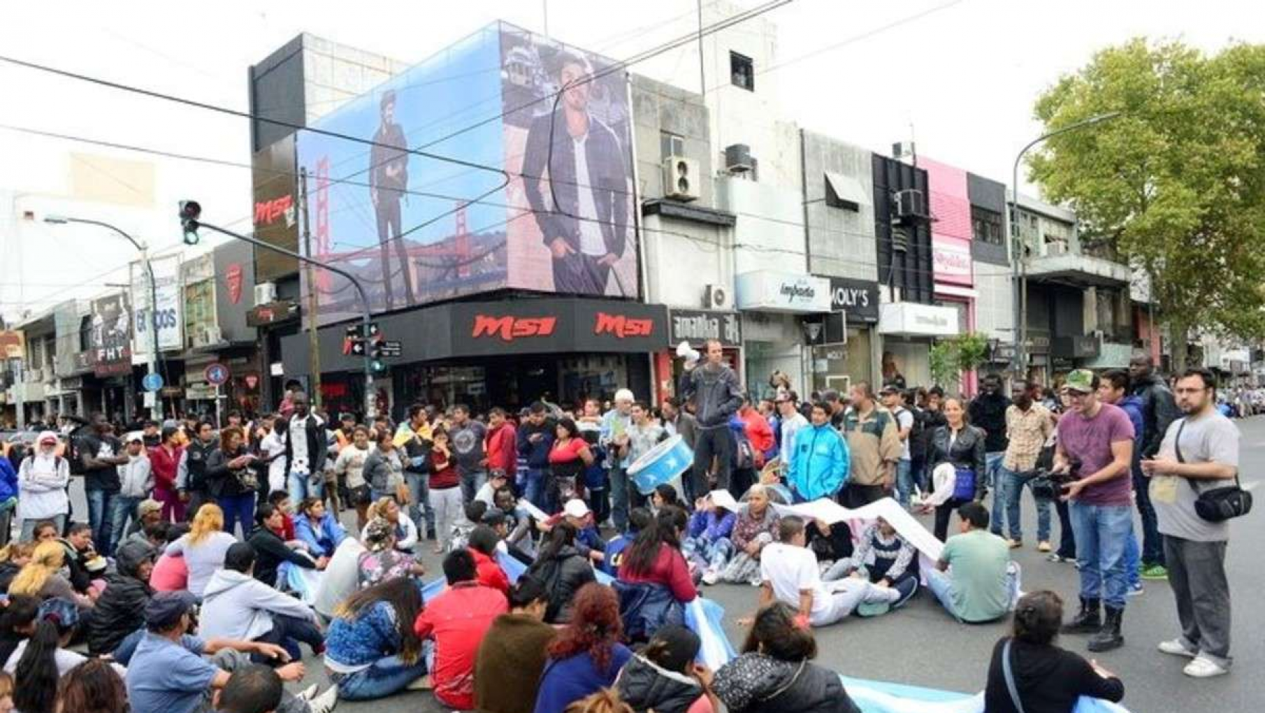 El Gobierno de la Ciudad hizo un importante operativo en Flores para desplazar a los manteros