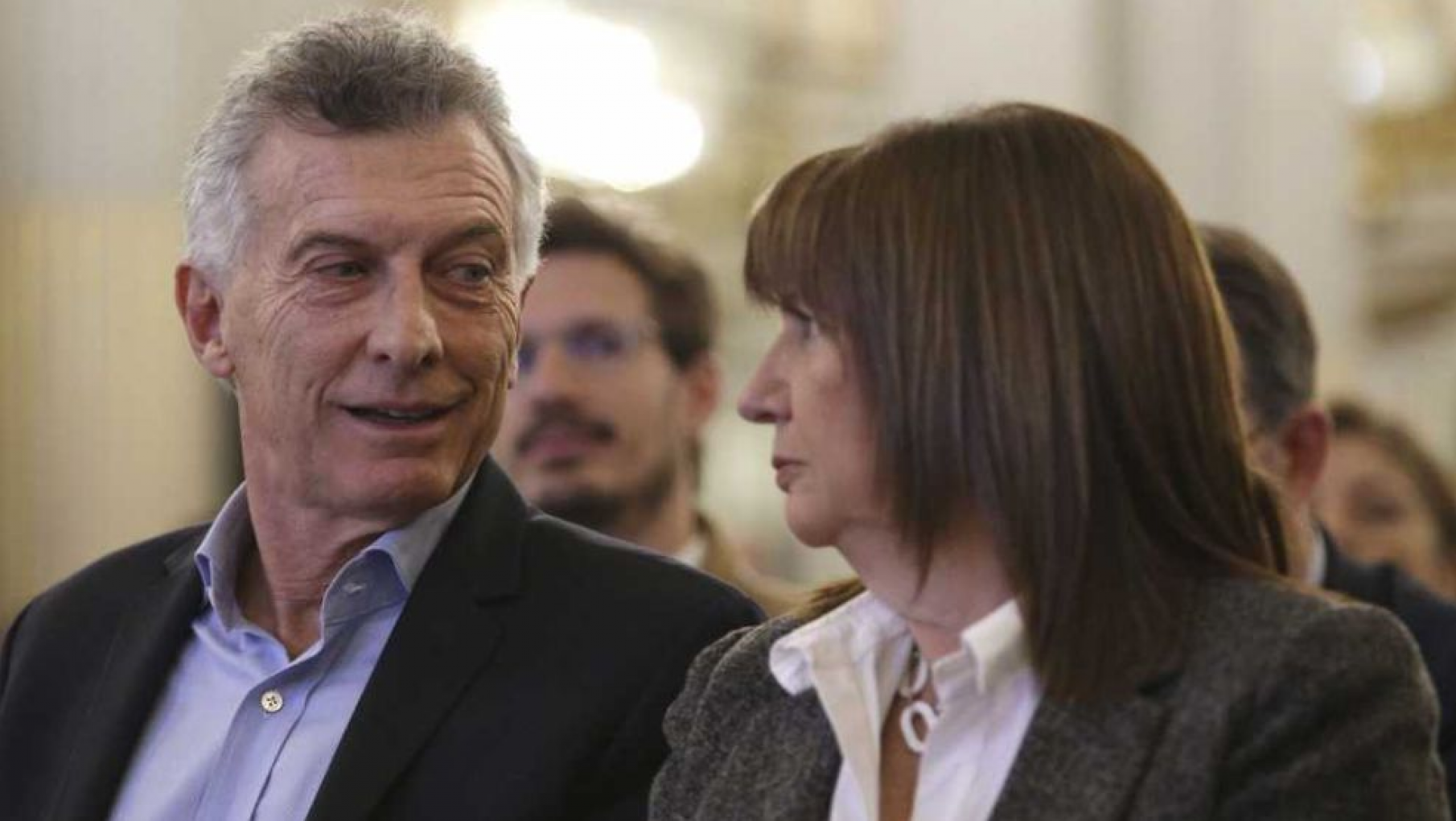 Patricia Bullrich cruzó a Mauricio Macri y le pidió que la llame en vez de "revolear" tuits