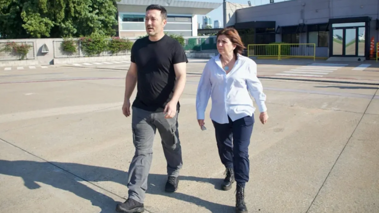 Petri y Bullrich en Bahía Blanca supervisando la entrega de alimentos