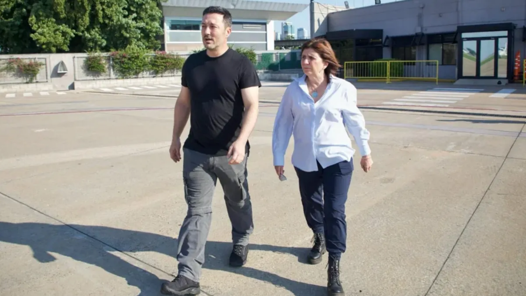 Petri y Bullrich en Bahía Blanca supervisando la entrega de alimentos