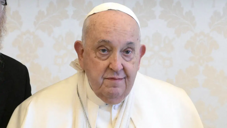 Desde el Hospital donde esta internado en cuidados intensivos, el Papa pidió por la paz