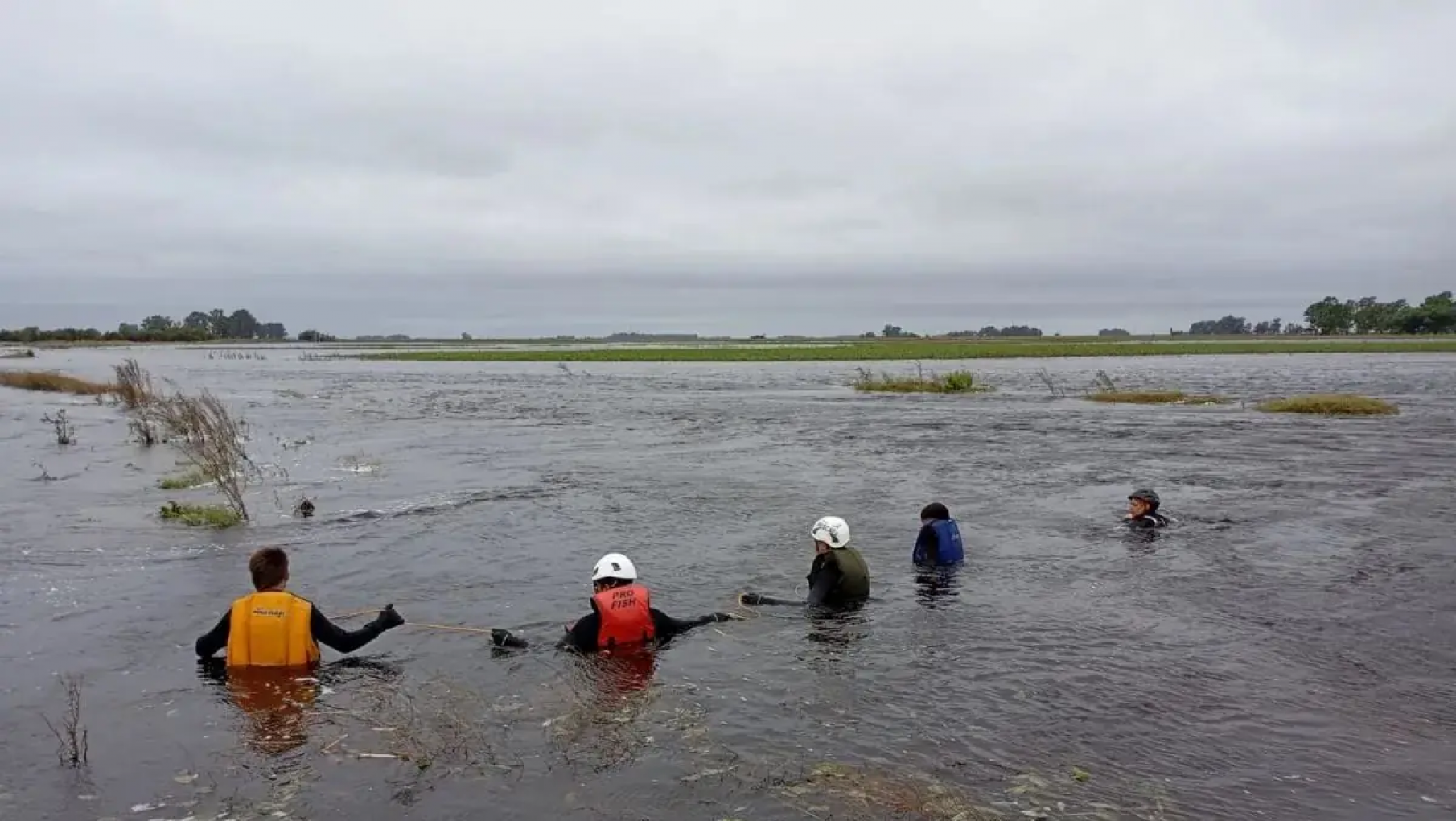 Buscan a tres hombres que cayeron a un canal tras las inundaciones en Bolívar