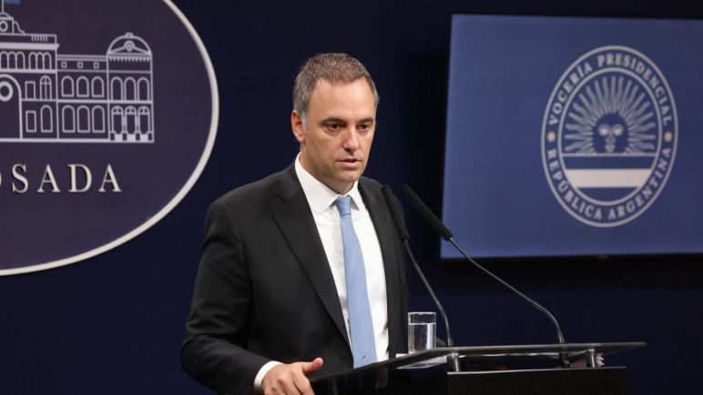 "En caso de ser electo, voy a dar un paso al costado", dijo Adorni