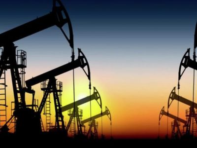 El petróleo se derrumba a mínimos en cuatro años al cotizar por debajo de los US$60