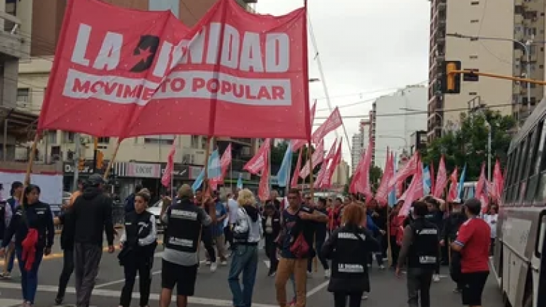 Organizaciones sociales se plegaron al paro y realizan un corte en Puente Pueyrredón