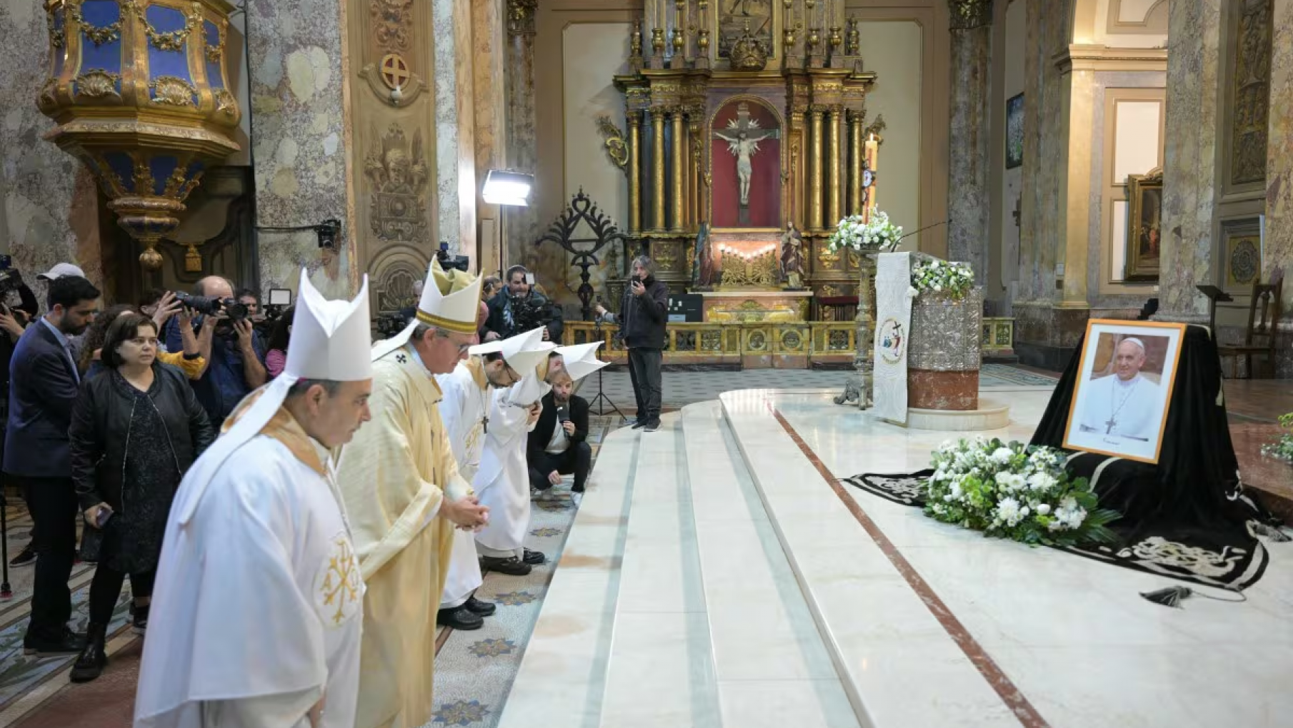 El Gobierno no envió representantes a la misa en homenaje al Papa Francisco en la Catedral