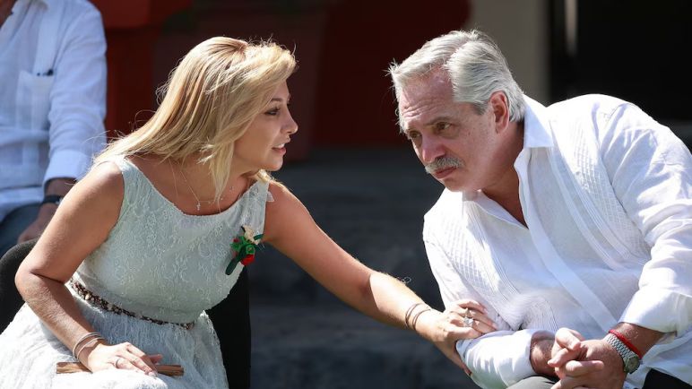 Analizan el celular de Alberto Fernández