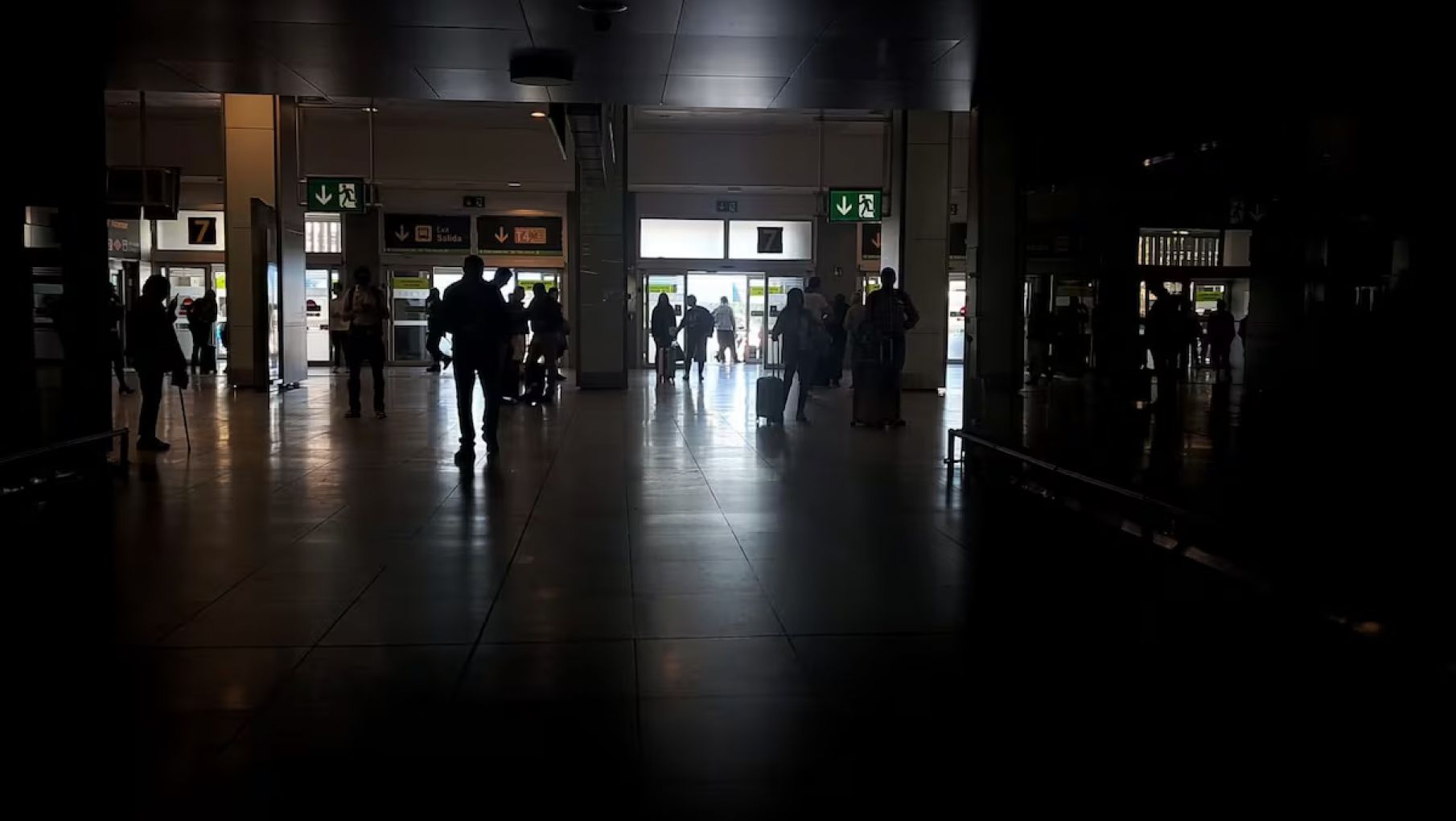 Un apagón eléctrico masivo en España golpea a las comunicaciones y al transporte