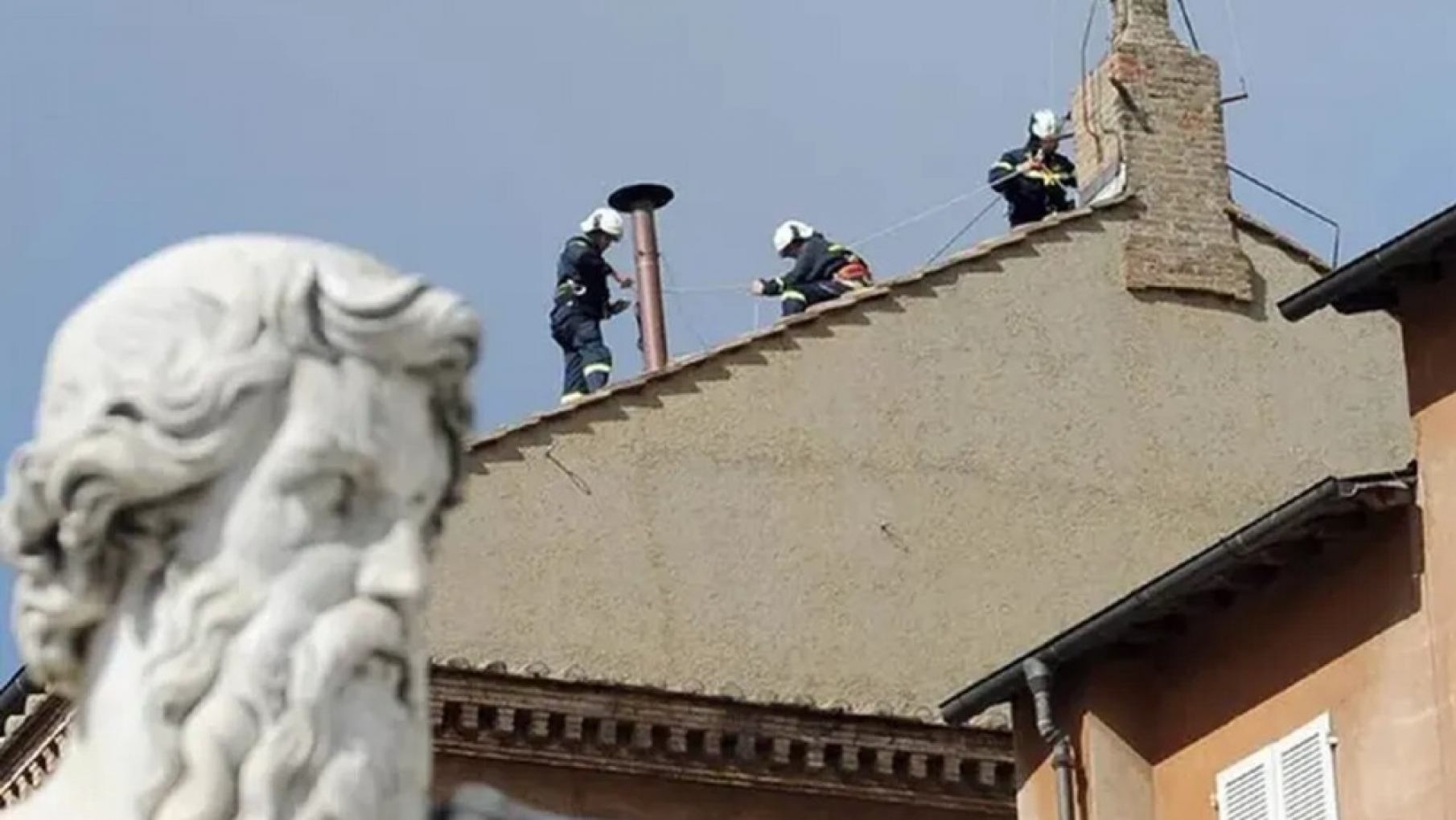 Fue instalada en el Vaticano la chimenea que anunciará el nuevo Papa
