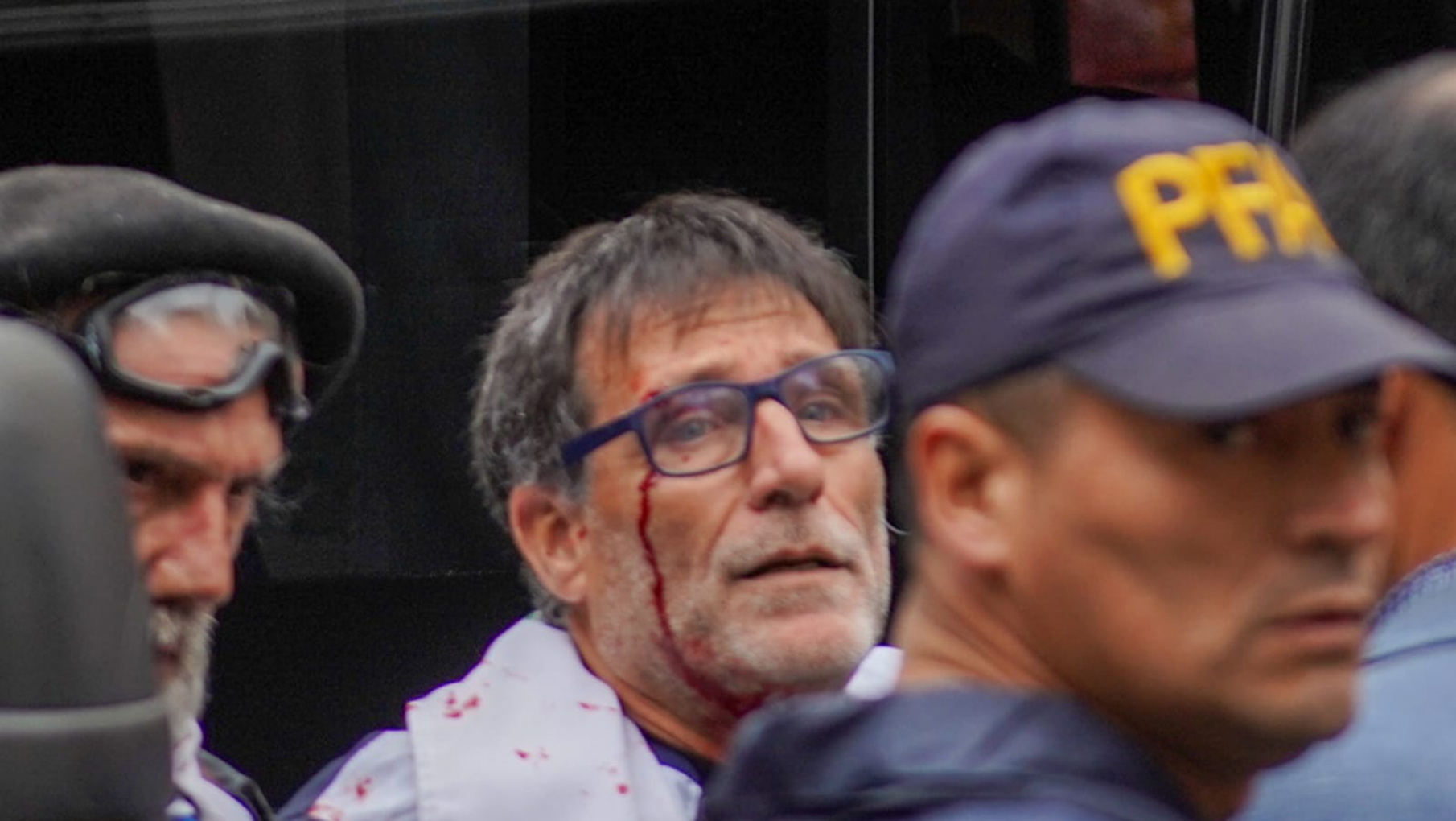 Fue demorado por la Policia el Padre Paco en la marcha de Jubilados de los miercoles