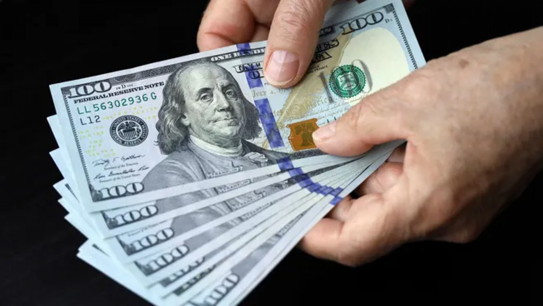 Dólar cede terreno y se acerca al piso de la banda oficial
