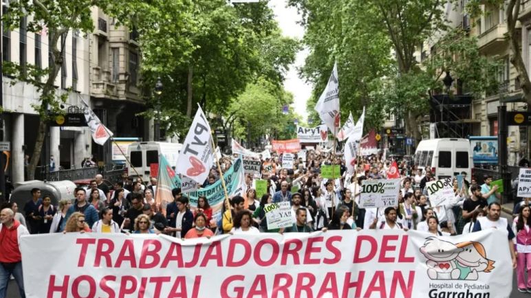 Nueva protesta en el Garrahan, luego de que Milei "admitiera" que necesita más fondos