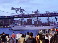 Un barco méxicano chocó contra el puente Brooklyn en New York, hay heridos