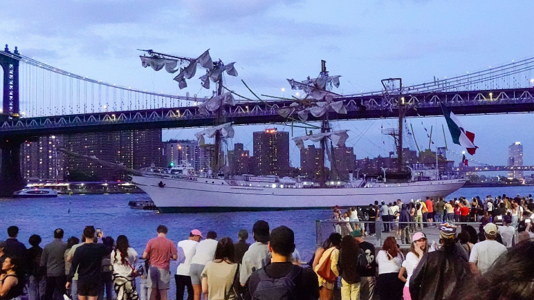 Un barco méxicano chocó contra el puente Brooklyn en New York, hay heridos