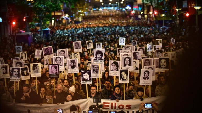 Multitudinaria marcha del silencio en Uruguay reclamando por los desaparecidos