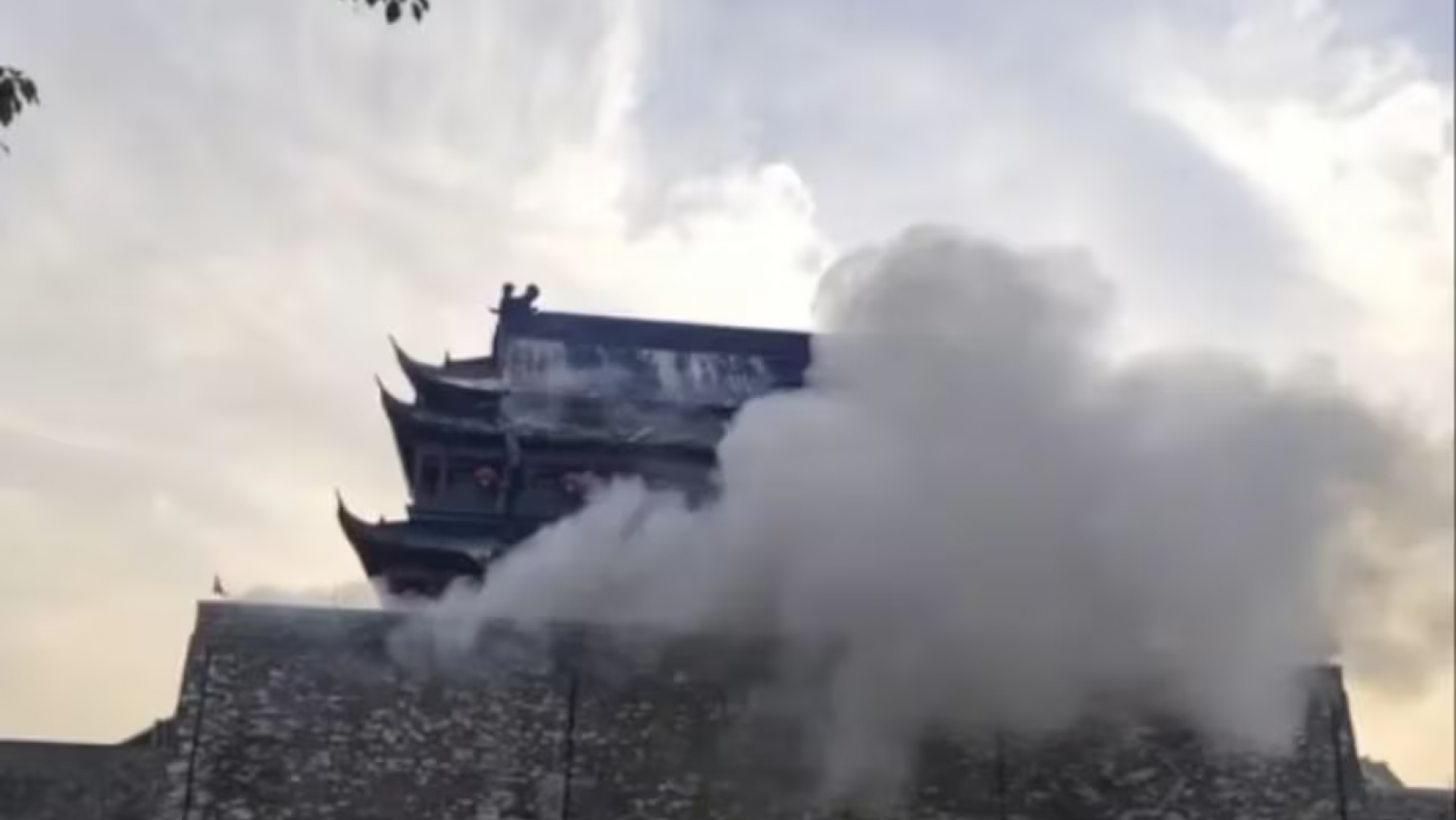 El techo de un monumento de mas de 600 años , se derrumbo en China