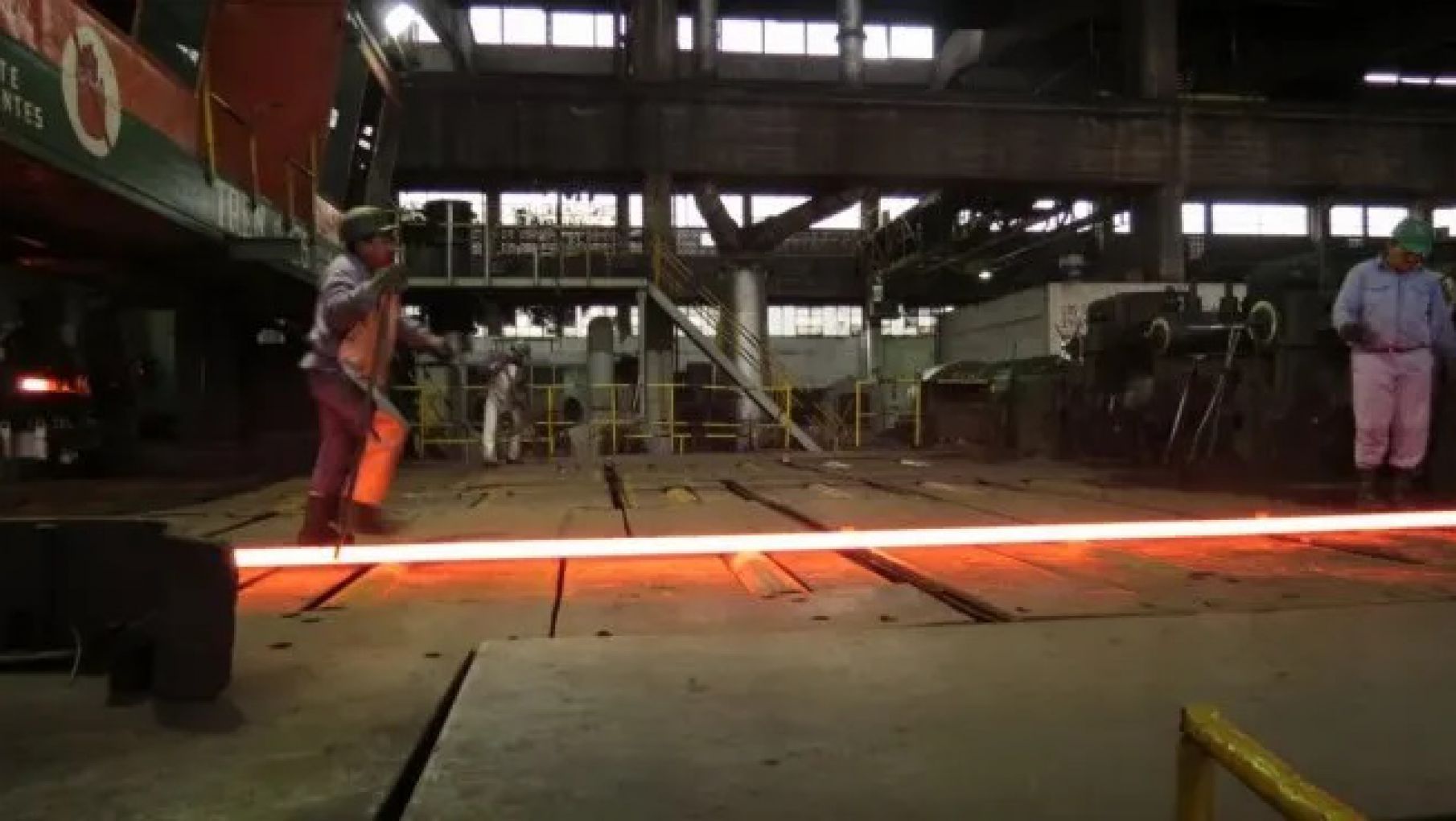 ¿Rebote o más caída? La economía argentina en abril desata un cruce de proyecciones privadas