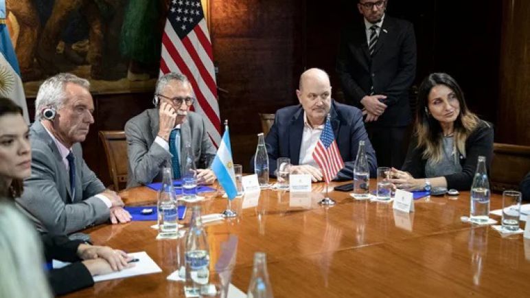 El Gobierno anunció una reforma integral y la salida de Argentina de la OMS