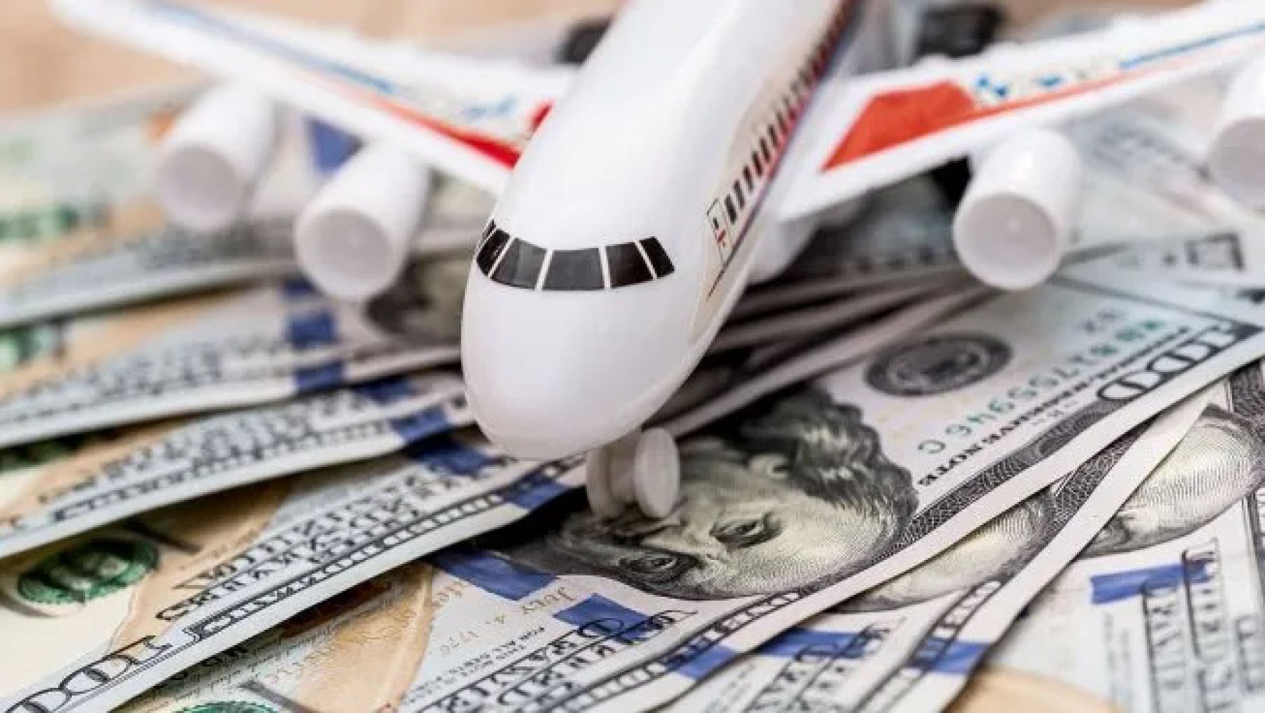 El "dólar barato" dispara el turismo argentino en el exterior, pero las alarmas económicas suenan por el costo oculto