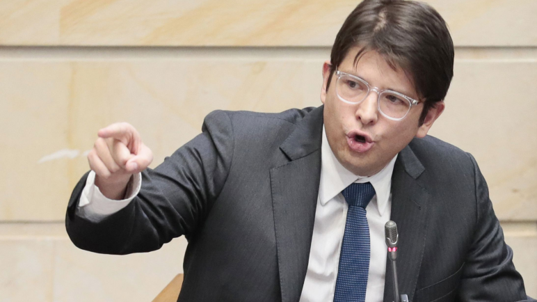 Un senador colombiano crítico del actual gobierno fue herido de bala en un acto