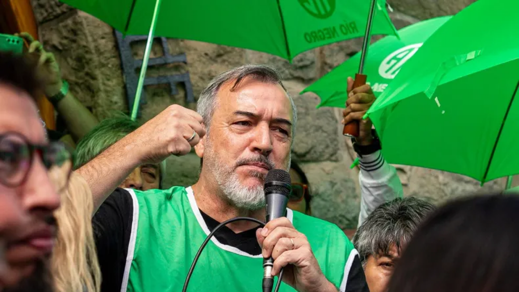 Sindicalistas de gremios afines al kirchnerismo amenazan con un paro si detienen a Cristina