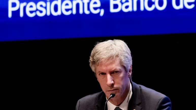 Dólares y menos pesos: El Banco Central ajusta su estrategia para sumar reservas y contener la inflación