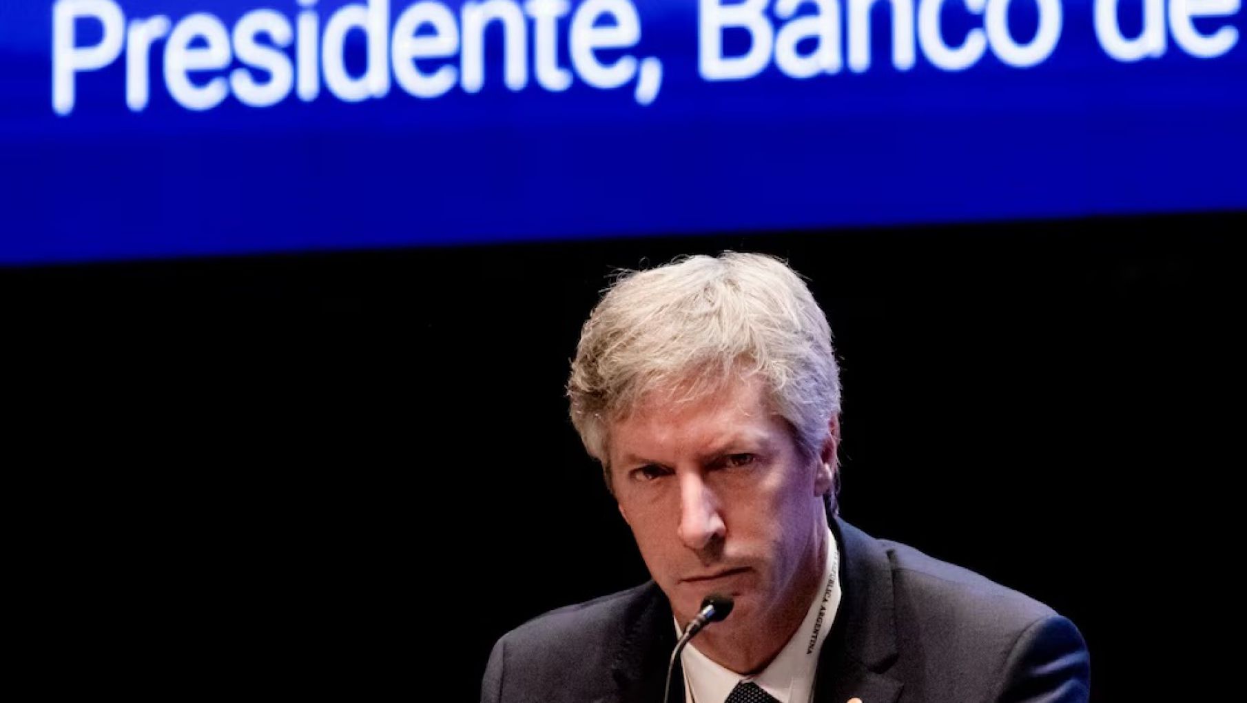 Dólares y menos pesos: El Banco Central ajusta su estrategia para sumar reservas y contener la inflación