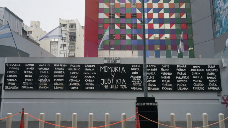 Juicio en ausencia para los acusados iraníes y libaneses por el atentado a la AMIA