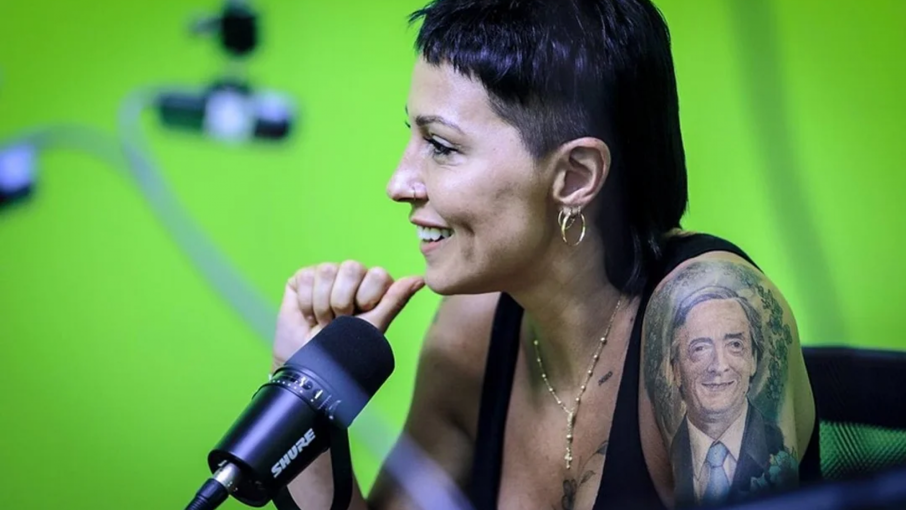 Mayra Mendoza se tatuó una tobillera con la palabra "dignidad" en respaldo a Cristina Kirchner