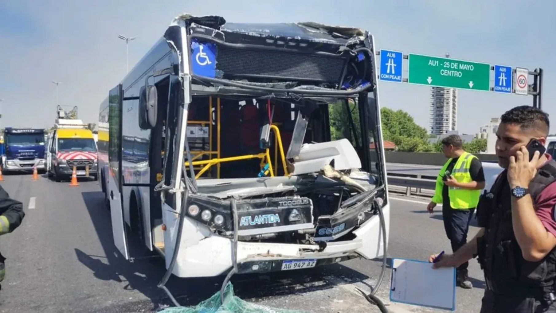 Violento choque en Avda Gral Paz entre un colectivo y un camion , hay heridos