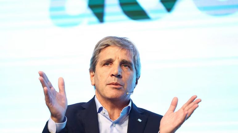 El Gobierno busca contener al dólar con restricción monetaria y tasas positivas ante el riesgo inflacionario