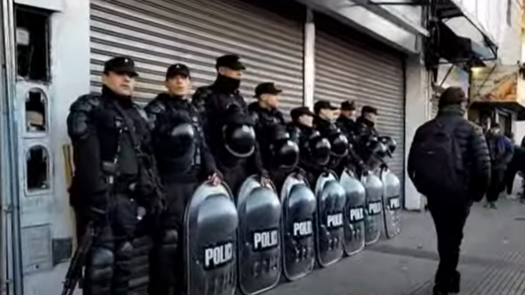 En Liniers desalojaron a manteros y liberaron las veredas en un operativo