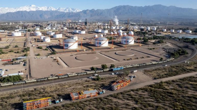 El Gobierno echa a 60 funcionarios por sospechas de filtraciones en el juicio de YPF