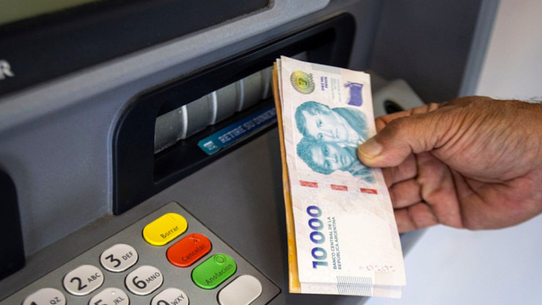 Según el INDEC, los sueldos subieron el doble que la inflación