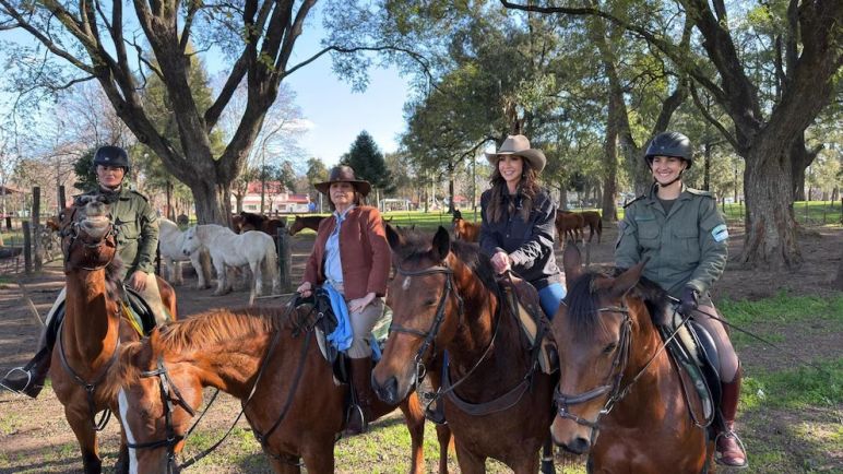 Política y tradición en Campo de Mayo: Kristi Noem se reúne con Milei, cabalga con Bullrich y comparte un asado criollo