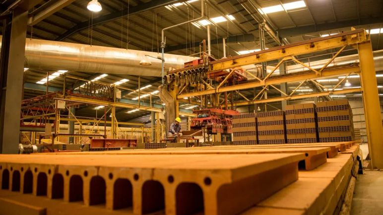 Actividad industrial en Argentina: Crece 12% en junio, pero la UIA advierte que sigue por debajo de 2023