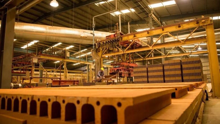 Actividad industrial en Argentina: Crece 12% en junio, pero la UIA advierte que sigue por debajo de 2023