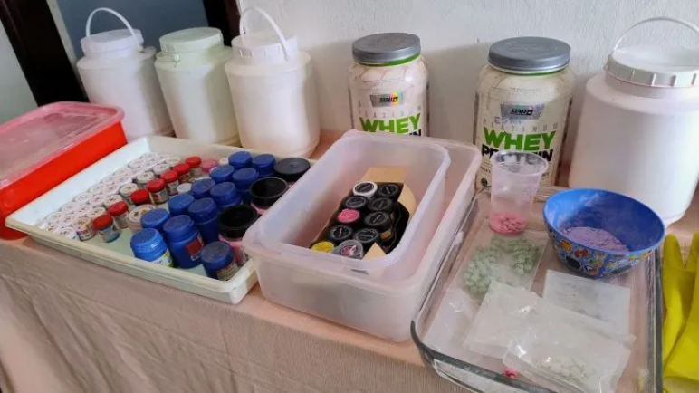 En un importante accionar, la policía cerró un laboratorio clandestino de éxtasis